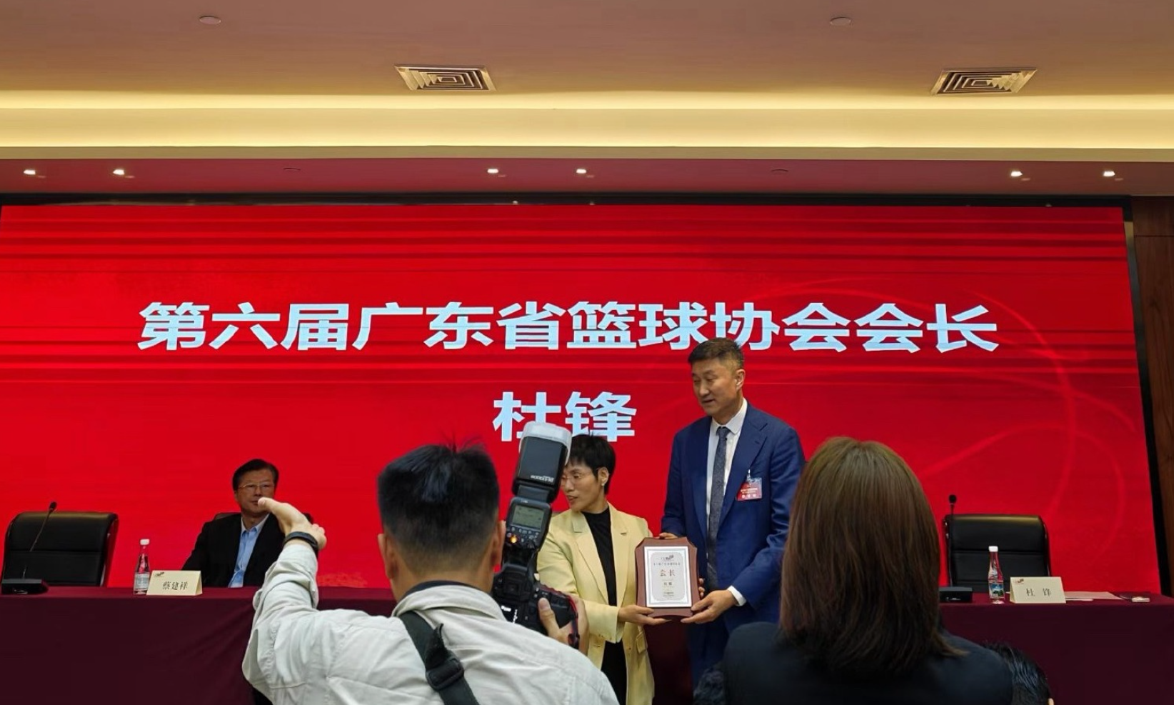 世界杯直播app下载官网入口-杜锋地位提升，顺利当选广东篮协会长！