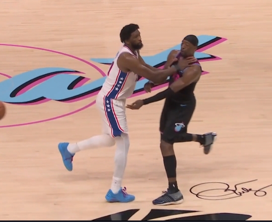 好兄弟打你怎么了？恩比德&amp;热巴赛后热聊掐喉 前者：我根本没犯规